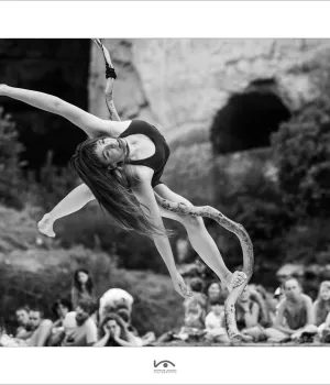 Circassienne devant la grotte du Mas d'Azil