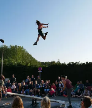 Circassienne pendant un saut entourée d'une foule 