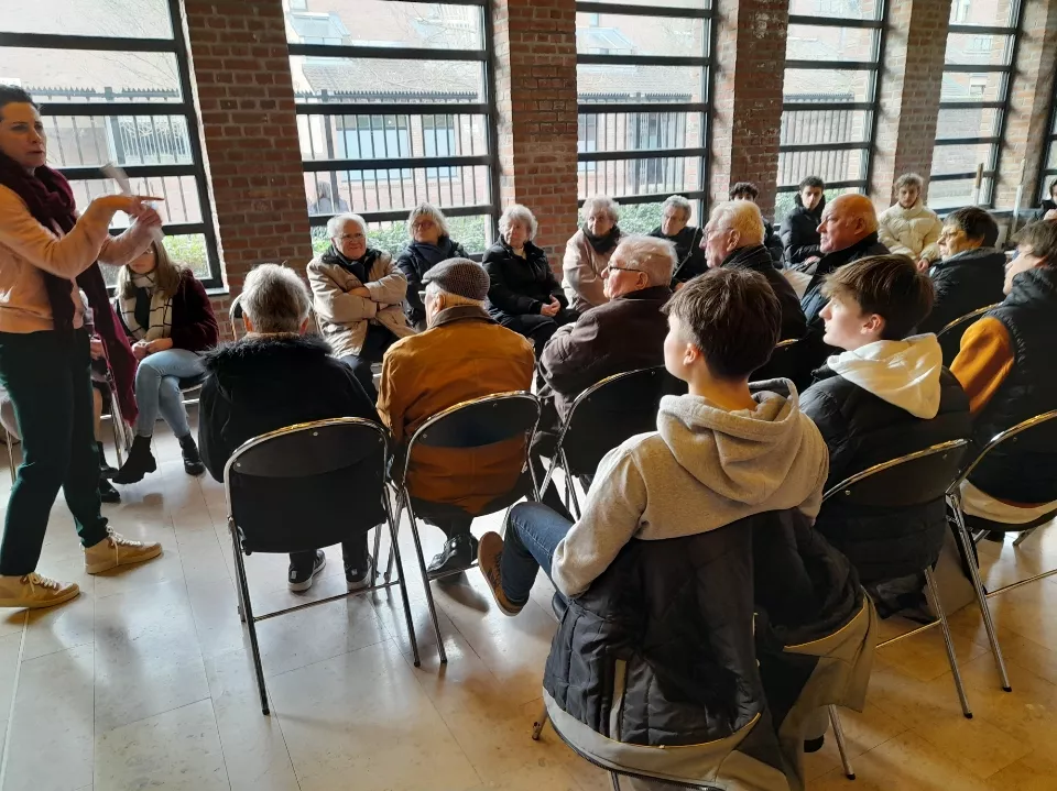 L'équipe des relations publiques accueille les participants du dispositif 