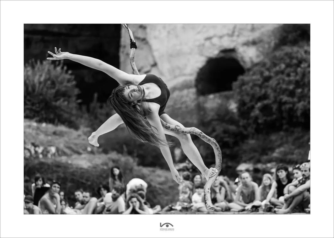 Circassienne devant la grotte du Mas d'Azil